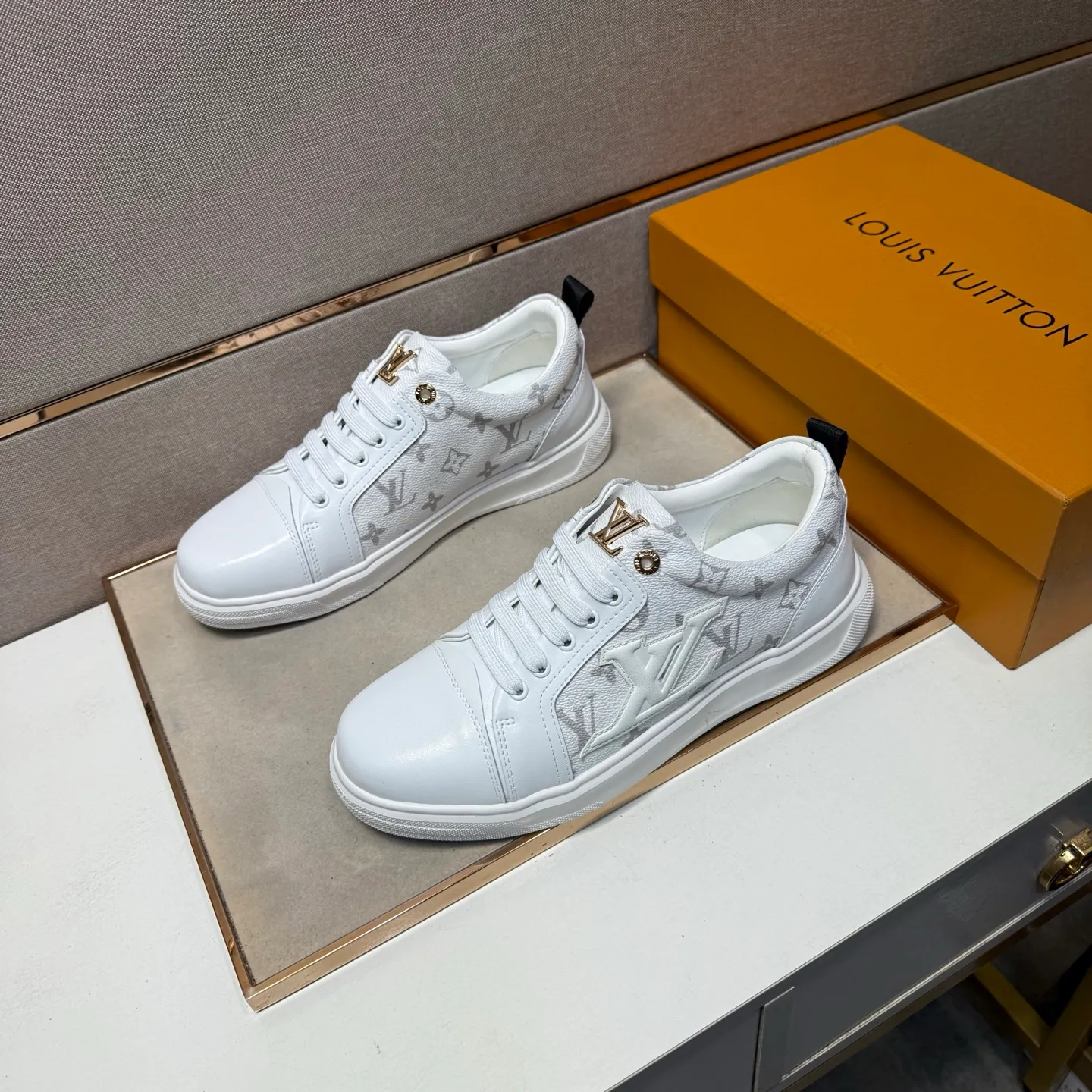⬛️Ex-factory price p400 [LV~] Men's casual shoes, 2025z cabinet sales simultaneously 🔶Code number: 38-44#️⃣ 🔷3 colors🔜The upper is made of multi-material splicing ➕Genuine leather lining, comfortable and breathable, sole: original comfortable and wear-resistant outsole, ⚠️real thing📱photographed🎬real thing is better📢📢📢